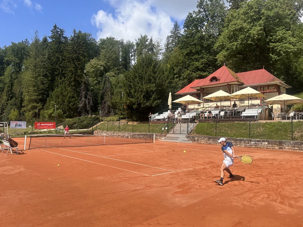 Zápas dorostenců na antukovém kurtu během AVONET CUP 2026