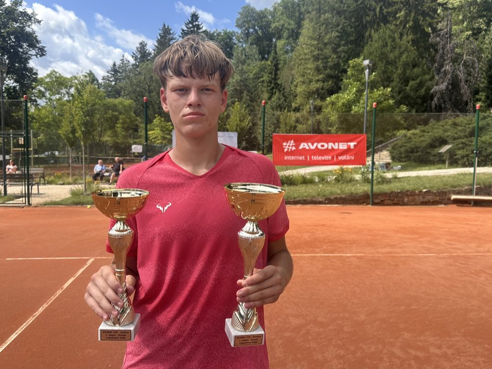 Vítěz chlapeckého turnaje Michal Výmola se dvěma poháry